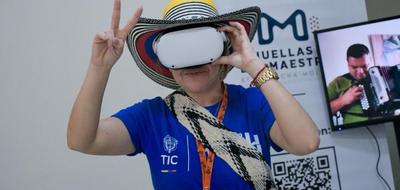 Foto de una persona con un visor de realidad virtual
