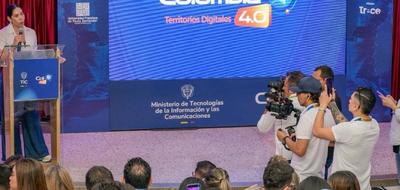 Foto de la ministra TIC en presentación en Col40