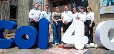 Foto de ministra TIC y asistentes al Col40