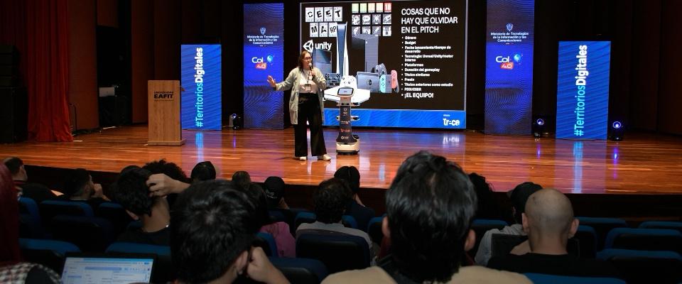 Foto de presentadora en charla en Colombia 4.0 Foto de presentadora en charla en Colombia 4.0