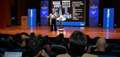 Foto de presentadora en charla  en Colombia 4.0