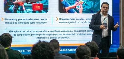 Foto de l viceministro (e) de Transformación Digital en presnetación
