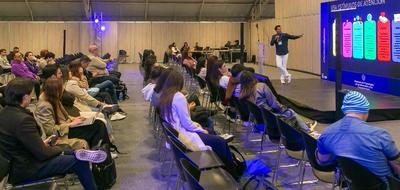 Foto de asistentes a la charla de TikTok