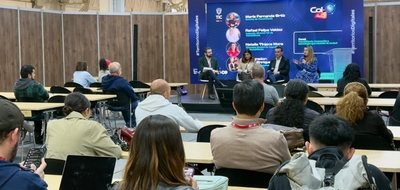Foto de charlas y panelistas en Colombia 4.0